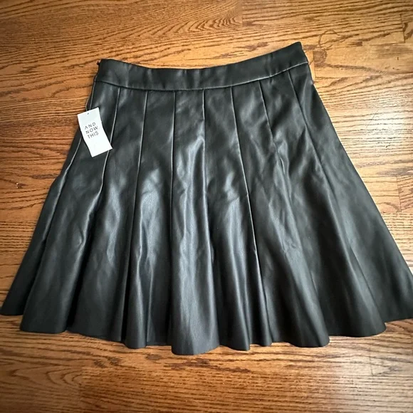 And now this mini black skirt size medium - Picture 4 of 5